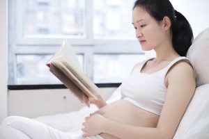 Dùng que thử thai để phát hiện mang bầu